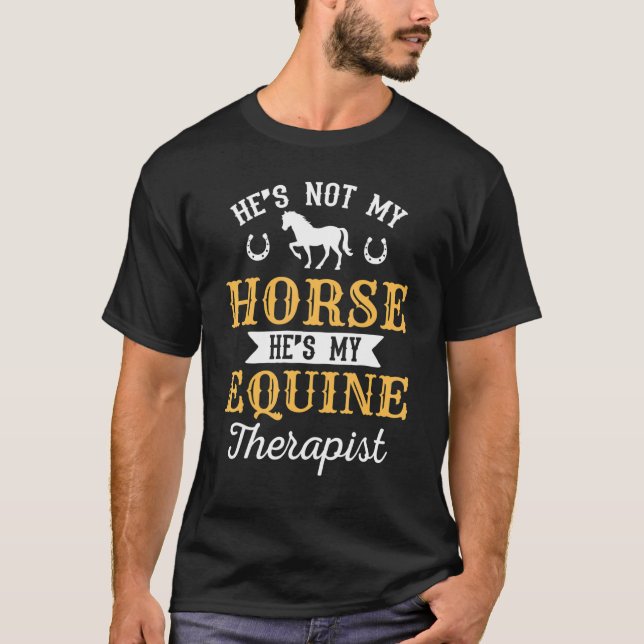 Han är inte min hästhästhög som ger Equestrian ter T Shirt (Framsida)