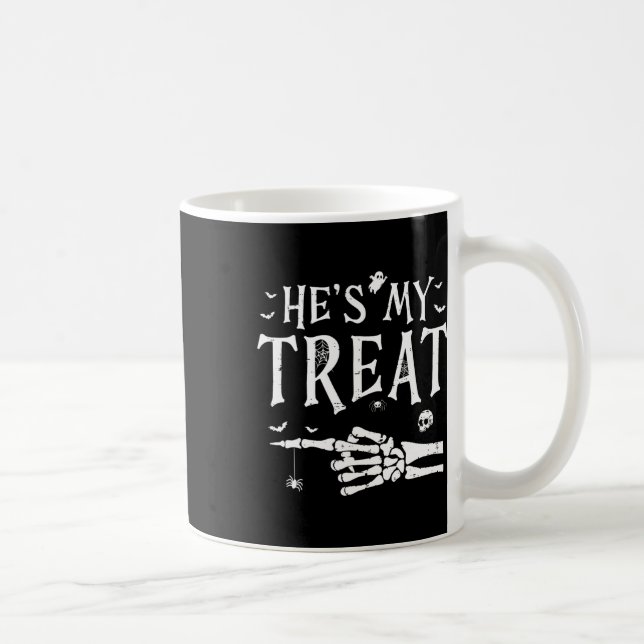 Han är min Beat Skeleton Hand Funny Halloween Cost Kaffemugg (Höger)
