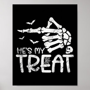 Han är min Beat Skeleton Hand Funny Halloween Cost Poster