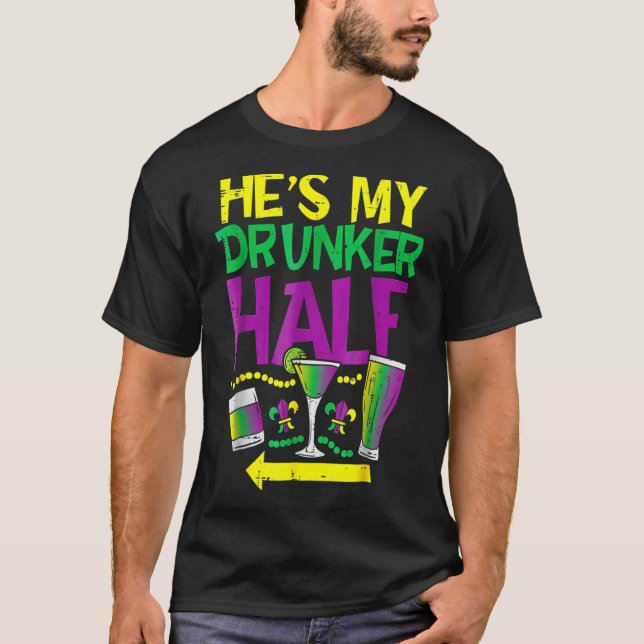 Han är min Drunker-halvan som matchar par Girlkomp T Shirt (Framsida)