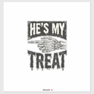 Han är min godsake Skelett Hand Halloween T-Shirt Klistermärken