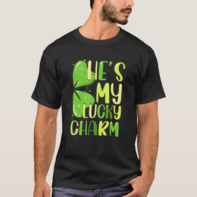 Han är min Lucky Charm Funny St patricks day Coupl T Shirt (Framsida)