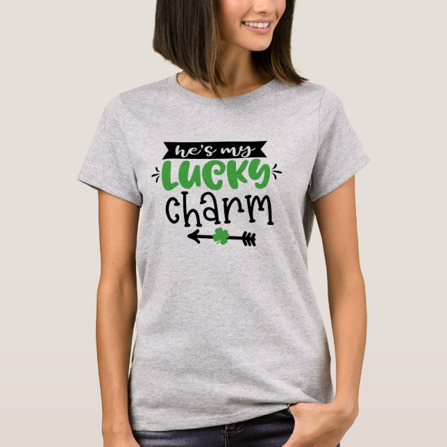 Han är min lyckliga berlock t shirt (Framsida)