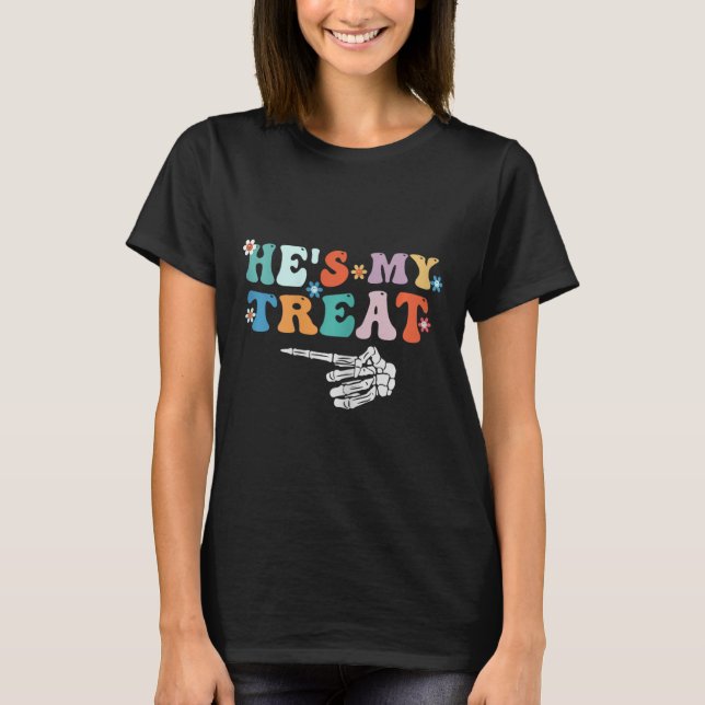Han är min skeleton Hand Halloween Par T Shirt (Framsida)