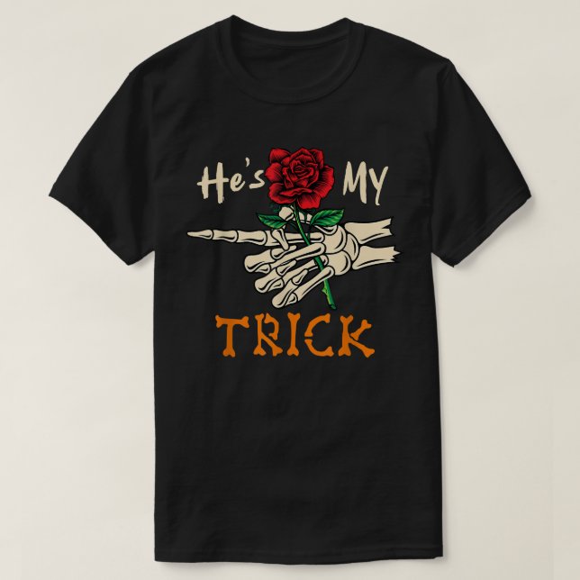 Han är min Trick Halloween Skeleton Hand Holding F T Shirt (Design framsida)