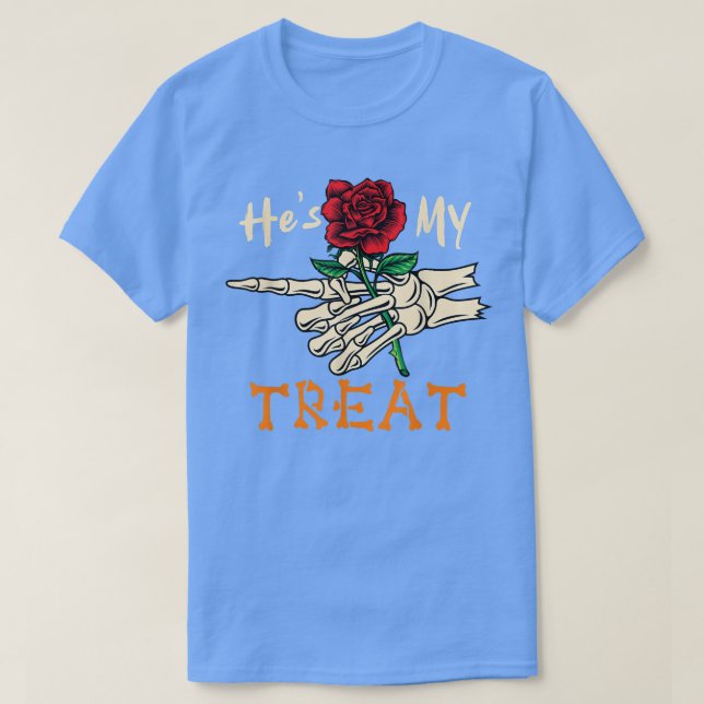 Han är min vårat Halloween Skeleton Hand Holding F T Shirt (Design framsida)