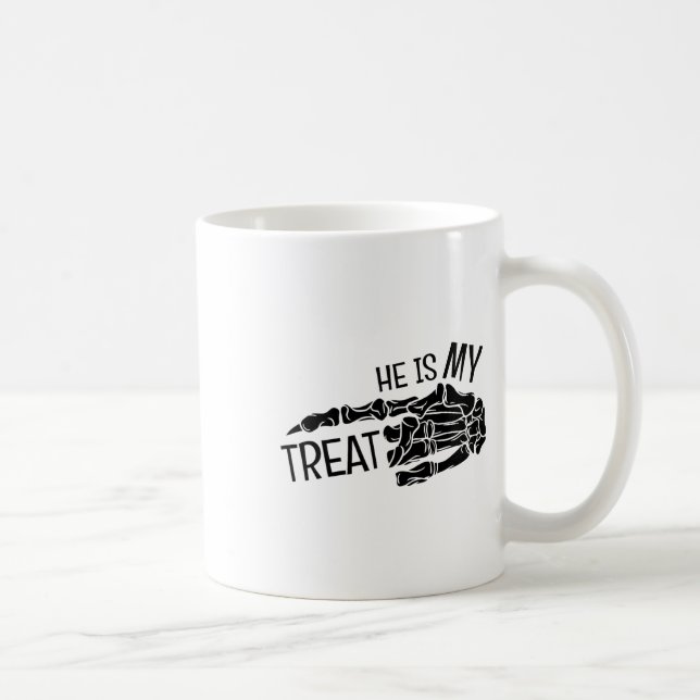 Han är mitt Beat Skeleton Hand Halloween Funny Cou Kaffemugg (Höger)