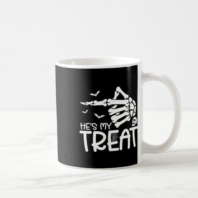 Han är mitt slag. Hon är min grej Halloween Skelet Kaffemugg (Höger)