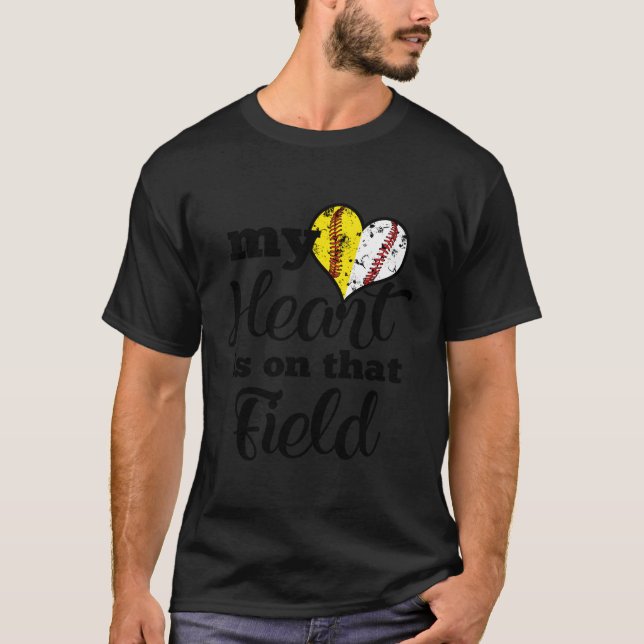 Han är på softball-paret i Fält. T Shirt (Framsida)