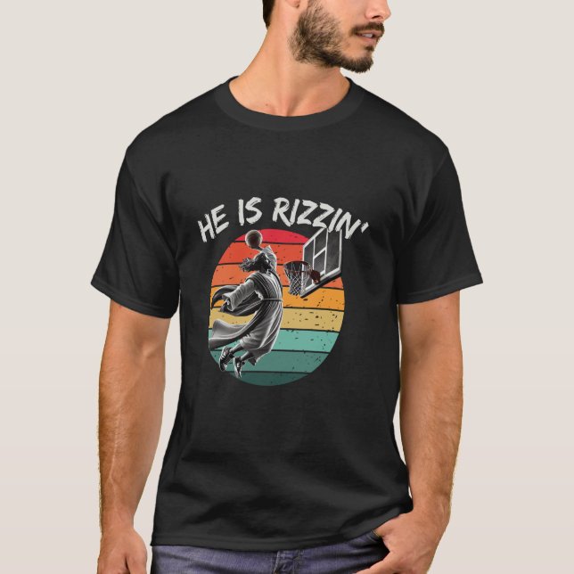 Han är Rizzin Funny Jesus som spelar basketbollens T Shirt (Framsida)