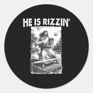Han är Rizzin rolig Jesus Pickleball Meme Kristna Runt Klistermärke