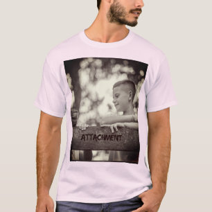 Han bär en skarp vit skjorta till kontoret varje d t shirt