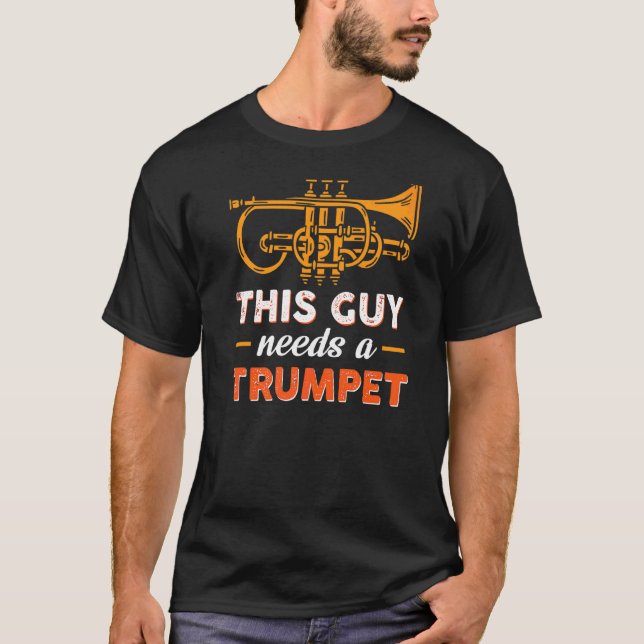 Han behöver en trumpet t shirt (Framsida)