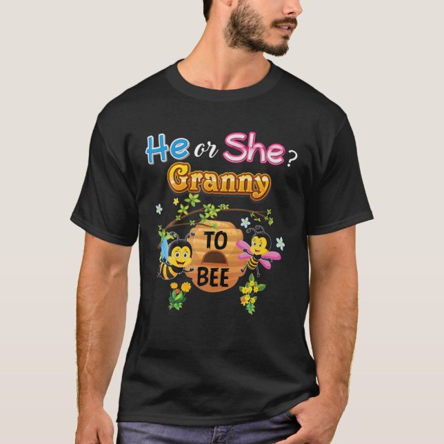 Han eller hon är grym att vara Gender Reveal Baby  T Shirt (Framsida)