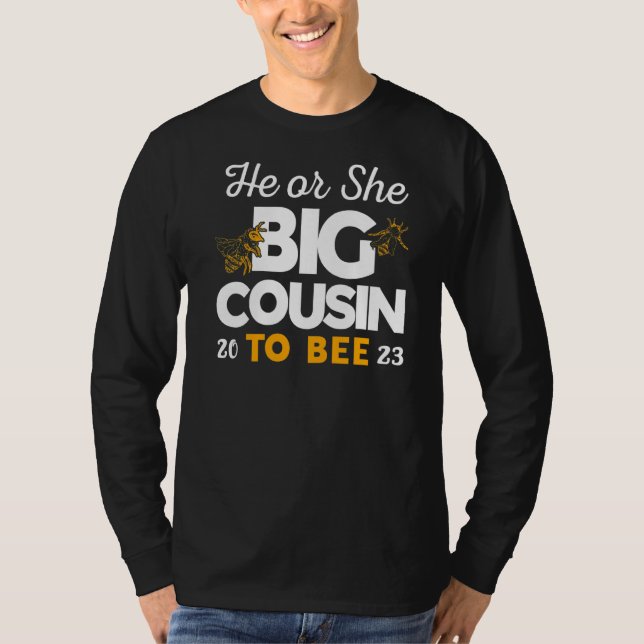 Han eller hon Big Cousin till Be 2023 1 T Shirt (Framsida)