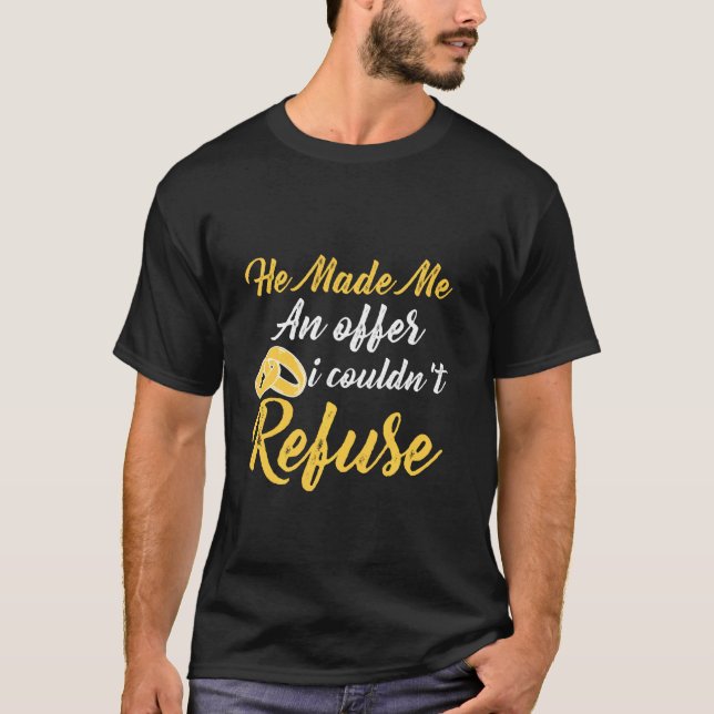 Han erbjöd mig ett erbjudande jag kunde avslå t shirt (Framsida)
