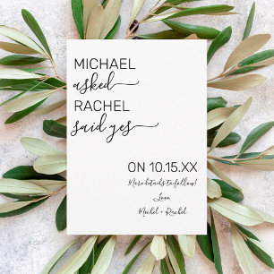 Han Frågade Hon Sa Ja Enkel Fotografisk Förlovning Meddelande