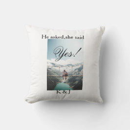 Han frågade hon sa ja förlovningsfoto namn stilren kudde