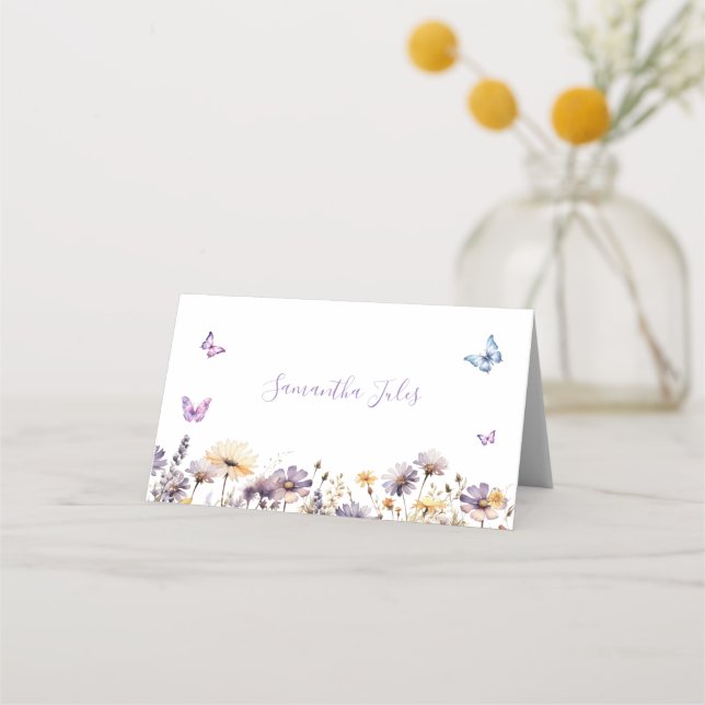 Han ger mig fjärilar Bröllopsfest med blomtema Placeringskort (Framsida)