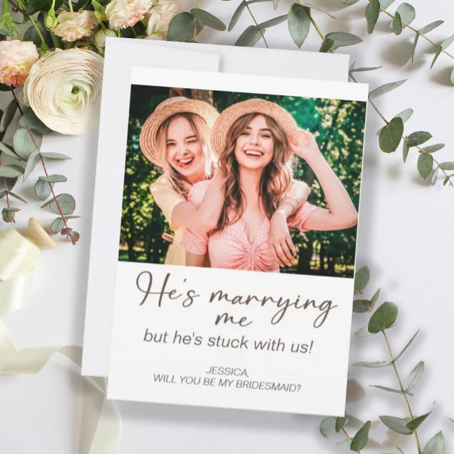 Han gifter mig med oss med Bridesmaid Photo Inbjudningar (Skapare uppladdad)