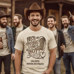 Han Gifter sig Westerna Cowboy Bachelor Party T Shirt<br><div class="desc">Fira med Groom-to-be-festen med dessa söta t-shirts. Den roliga träskdesignen har vintagen att skriva "han är Gifter sig!" med en western cowboystövel och lassorep som bildar en hjärtform. Det finns utrymme för hans namn och datumet för händelsen.</div>