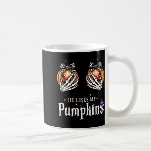 Han Gillar Min Pumpa Skelett Hand Halloween Par Kaffemugg