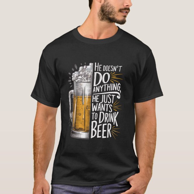 Han gör inget han bara vill dricka öl t shirt (Framsida)
