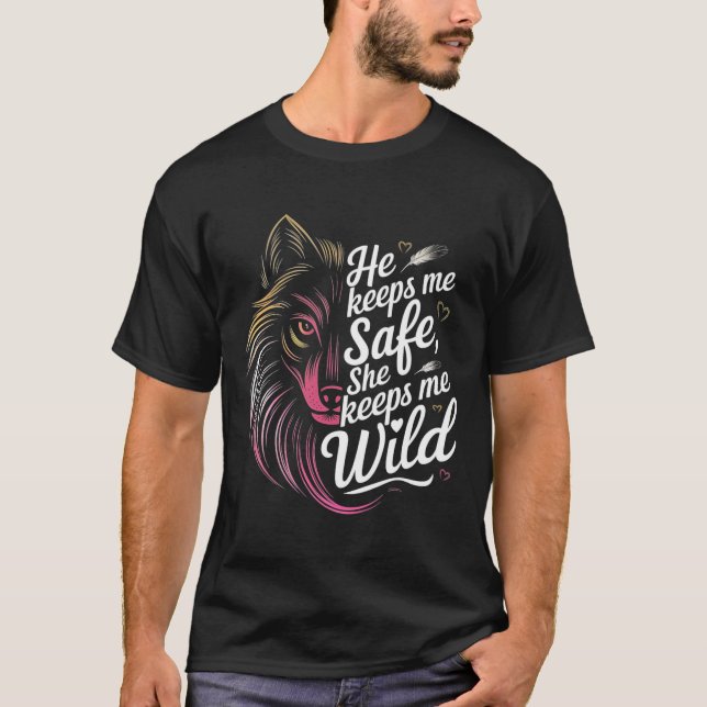 Han håller mig trygg Hon håller mig Varg Konstälsk T Shirt (Framsida)