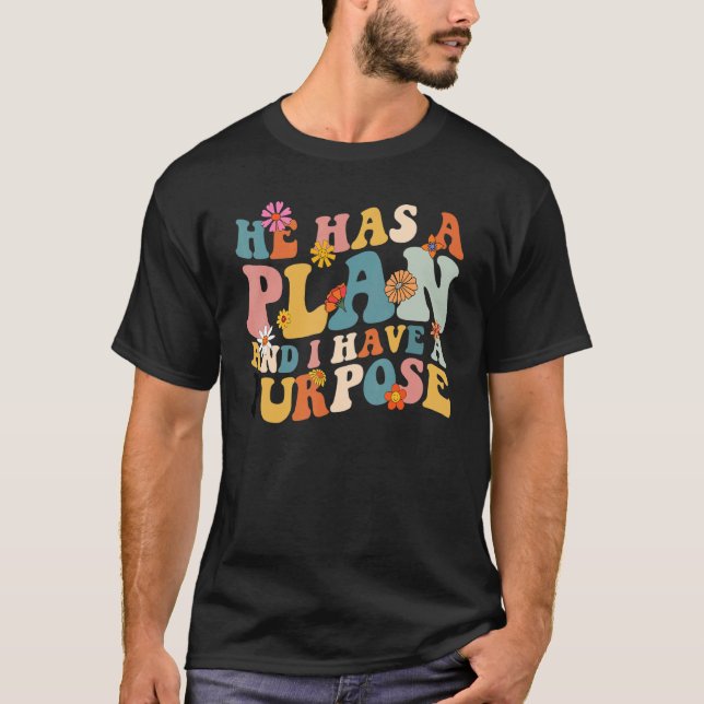Han har en plan och jag har en målmedveten Groovy  T Shirt (Framsida)
