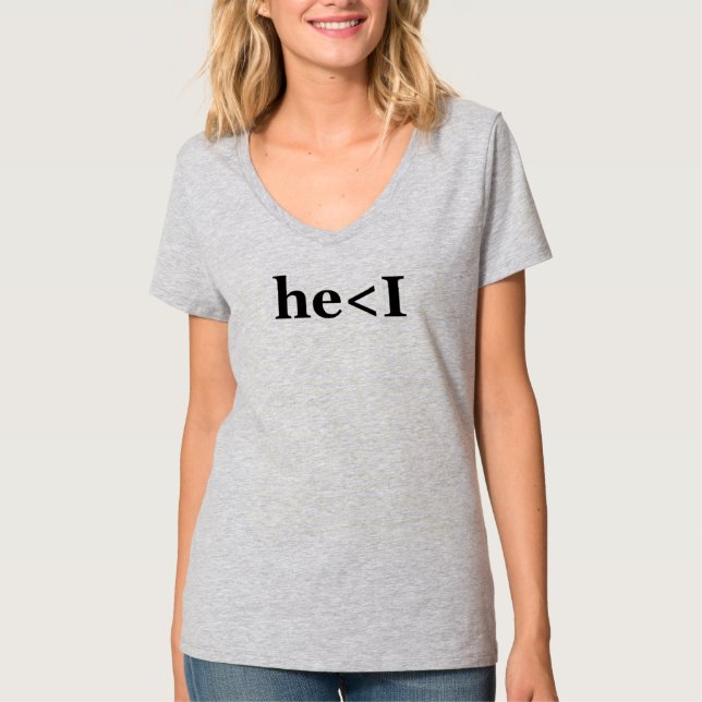 Han < I Text Tee - djärv och hjärtlig Vibes! (Framsida)