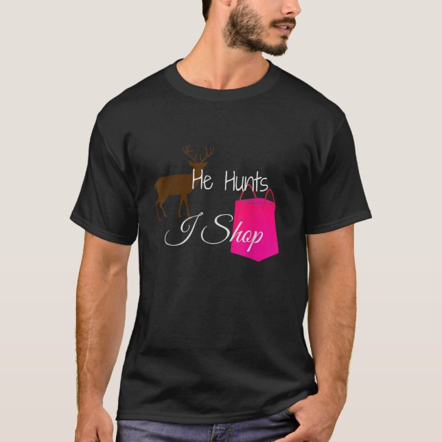 Han jagar Hjort i Shop Make Girlkompis Wife Hunte T Shirt (Framsida)