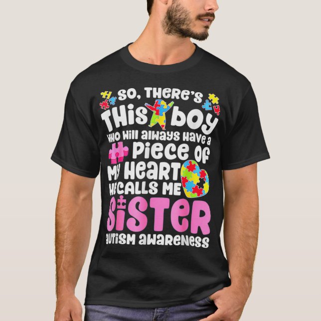 Han kallar mig syster T Autism Awar Shirt (Framsida)
