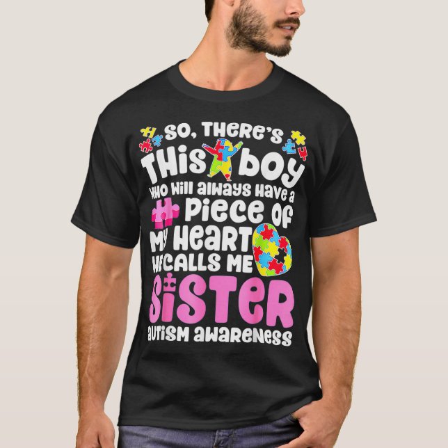 Han kallar mig syster T shirt Autism (Framsida)