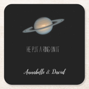 Han la en Ring på den lörn Theter Bröllop Underlägg Papper Kvadrat