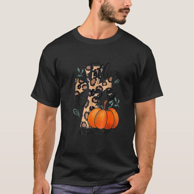 Han Lämnar aldrig under hösten T Shirt (Framsida)