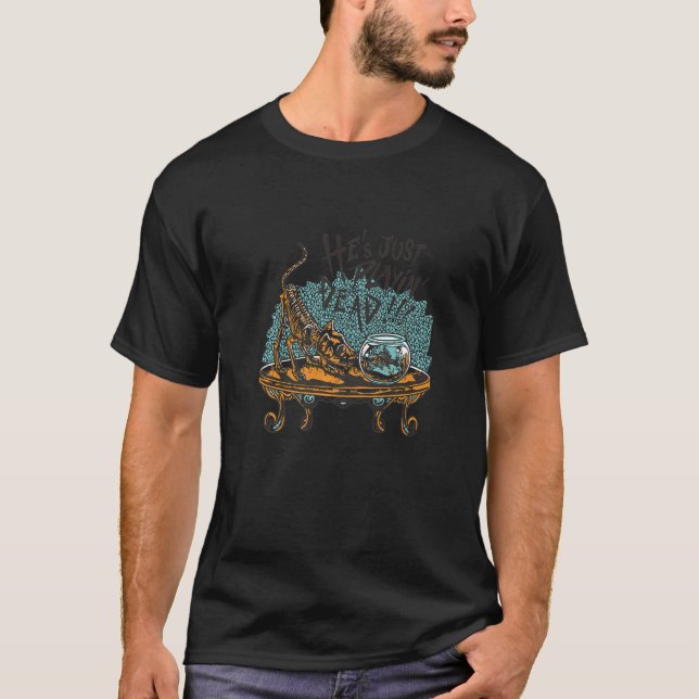 Han låtsas bara vara död fisk katt skål t shirt (Framsida)