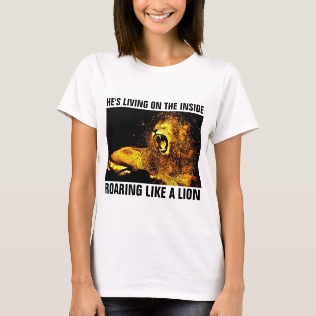 HAN LEVER PÅ INSIDROP SOM ETT LEJONT T-SHIRTS (Framsida)