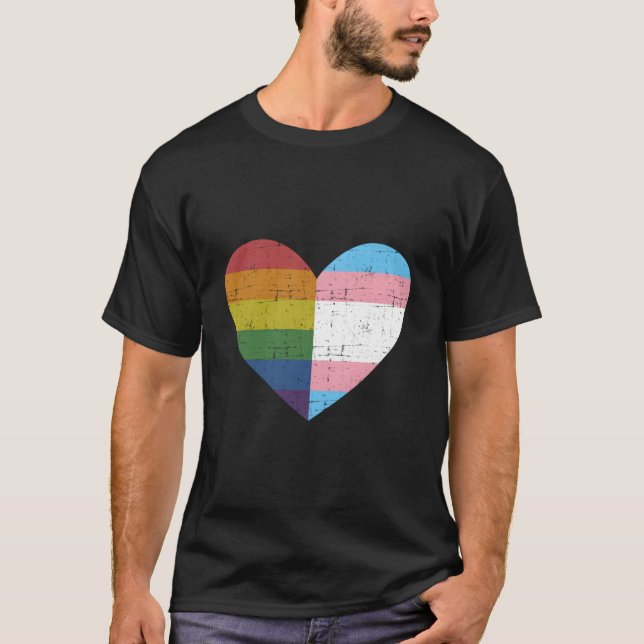 Han med regnbåge och transgenderflagga för Pride m T Shirt (Framsida)