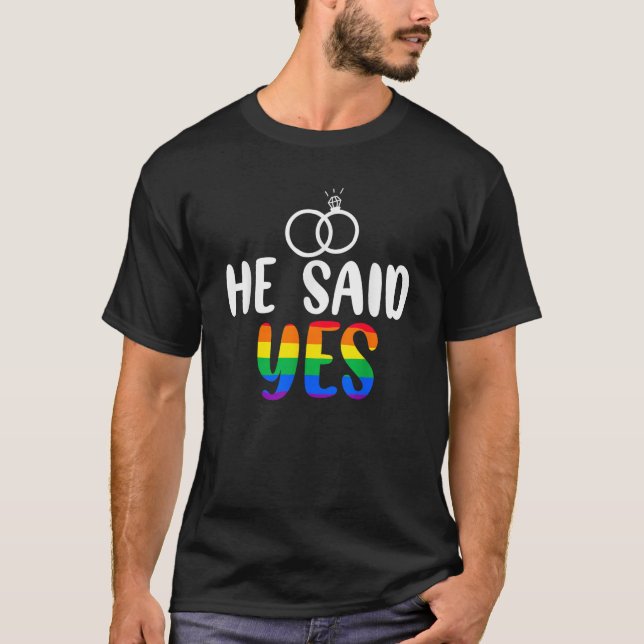 Han sa ja Gay Förlovning att han sa Yaas Gay Coupl T Shirt (Framsida)