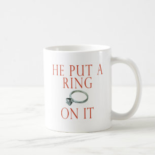 Han satte en Ring på brickan Kaffemugg