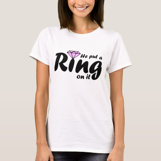Han satte en Ring på den - för att Bride skulle va T Shirt (Framsida)