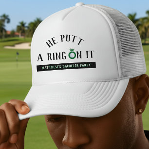 Han satte en ring på den här golfbachelorfesten keps