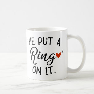 Han satte en ring på den nygift personfrun kaffemugg