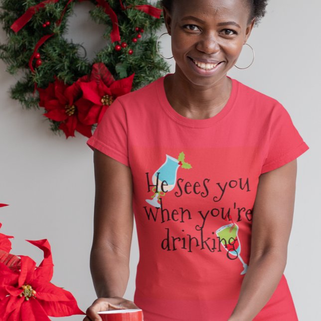 Han ser dig när du dricker jul Helgdag T Shirt (Skapare uppladdad)