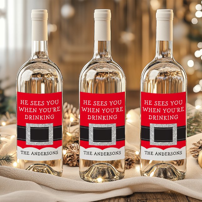 Han ser dig när du dricker jul tomte vinflaska etikett (Skapare uppladdad)