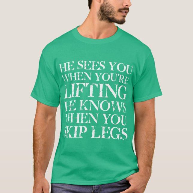 Han ser dig, när du lyfter utslagsplatsen tee shirt (Framsida)