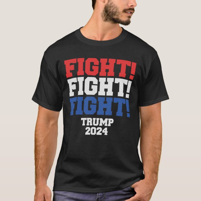 Han slutar aldrig slåss mot Spara America Trump 24 T Shirt (Framsida)