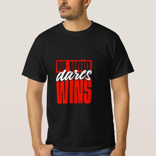 Han som Dares Wins T-Shirt - djärv motivation (Framsida)