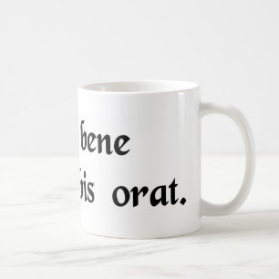 Han, som sjunger väl, ber två gånger kaffemugg