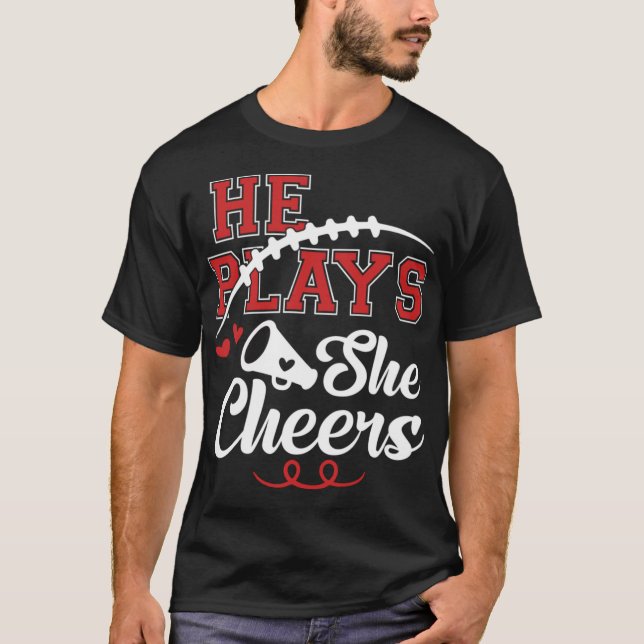 Han spelar en fin fotbollsspelare. t shirt (Framsida)